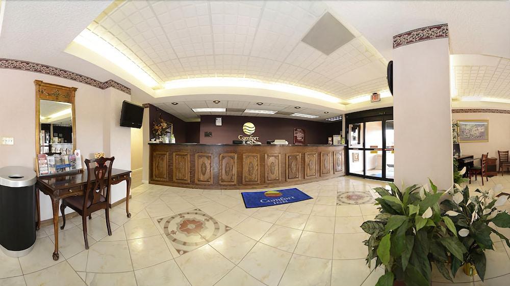 Clarion Pointe Forsyth I-75 Hotel Exterior photo