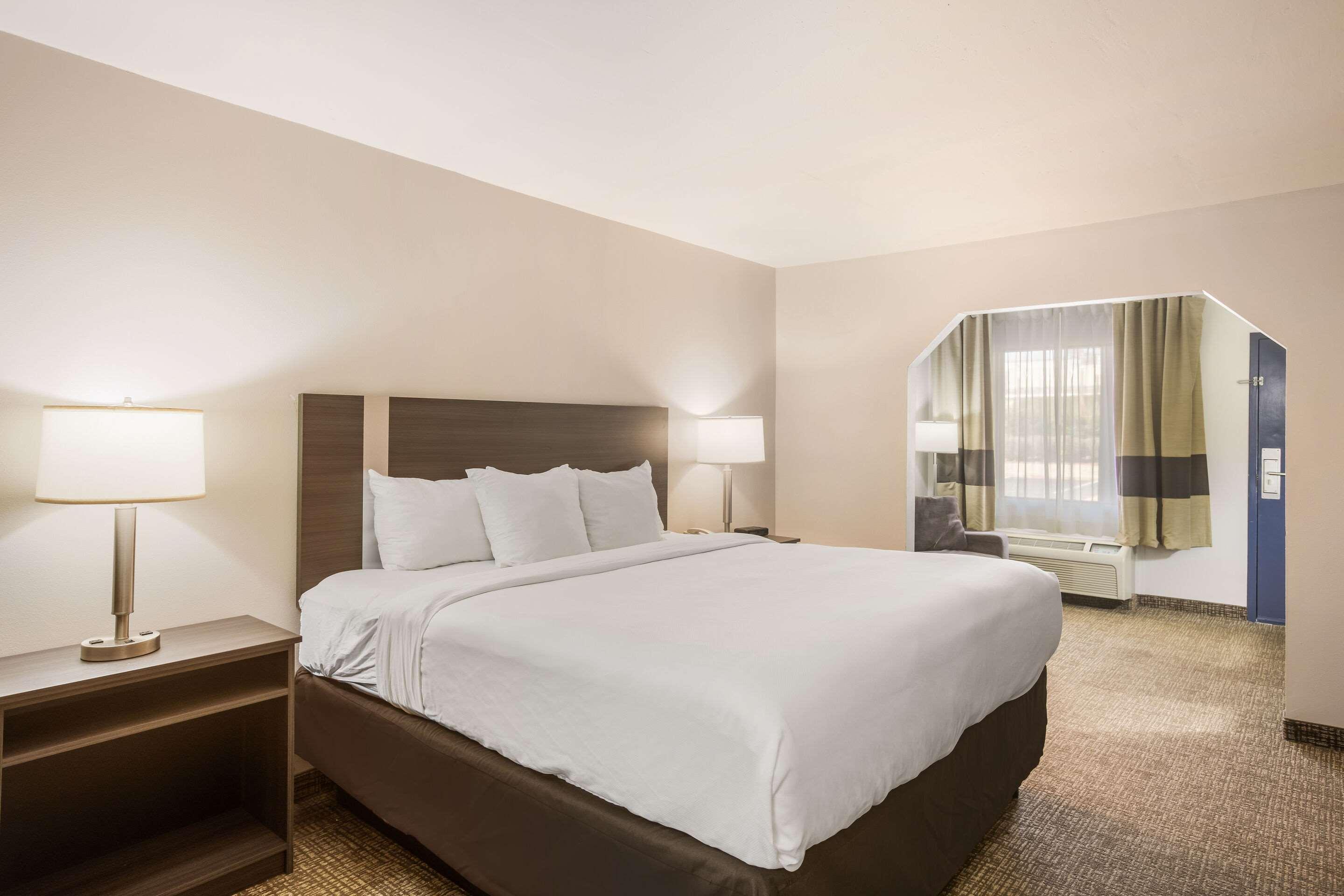 Clarion Pointe Forsyth I-75 Hotel Exterior photo