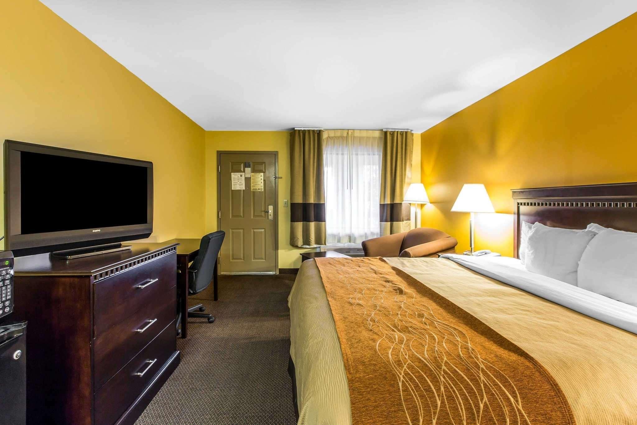 Clarion Pointe Forsyth I-75 Hotel Exterior photo