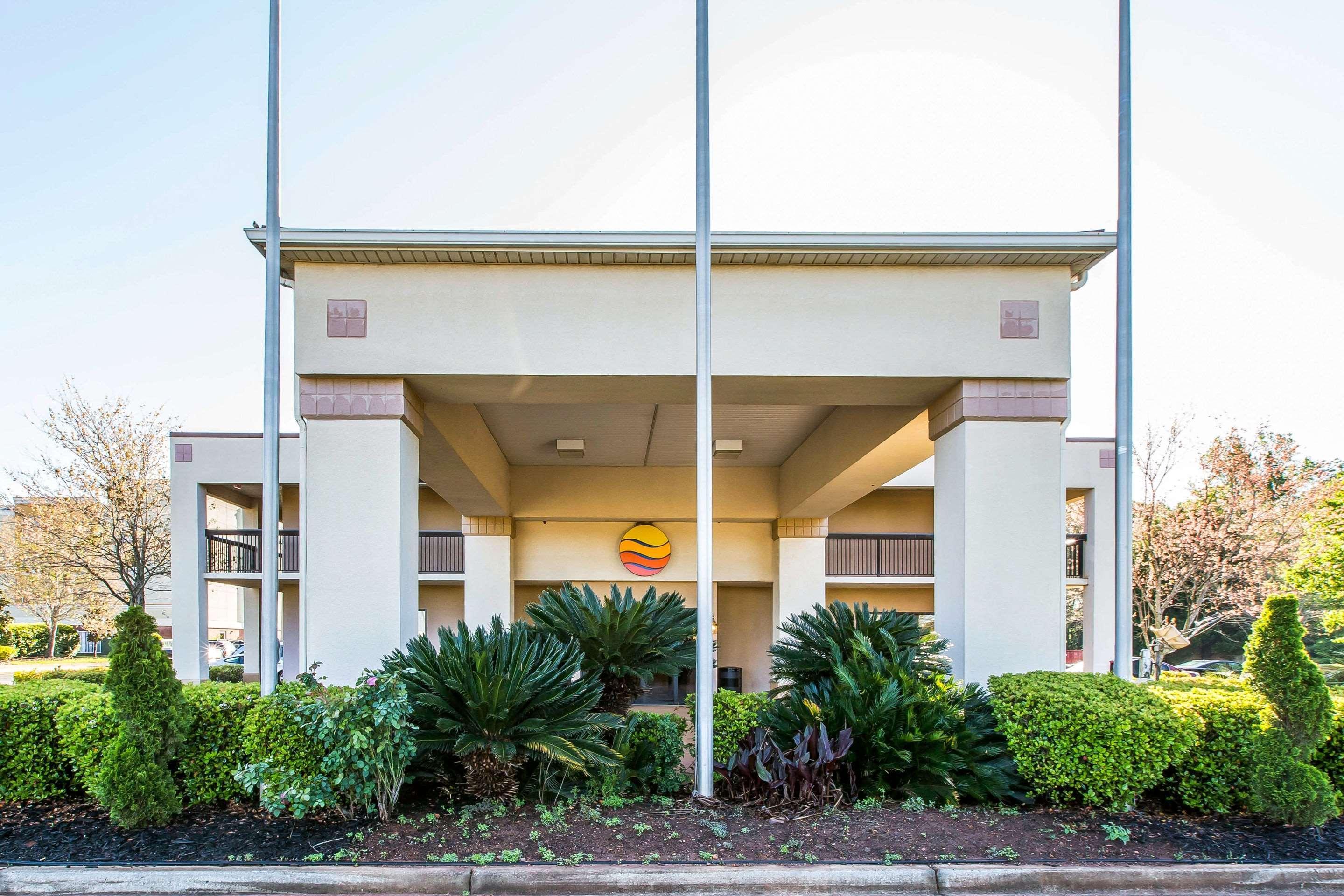 Clarion Pointe Forsyth I-75 Hotel Exterior photo