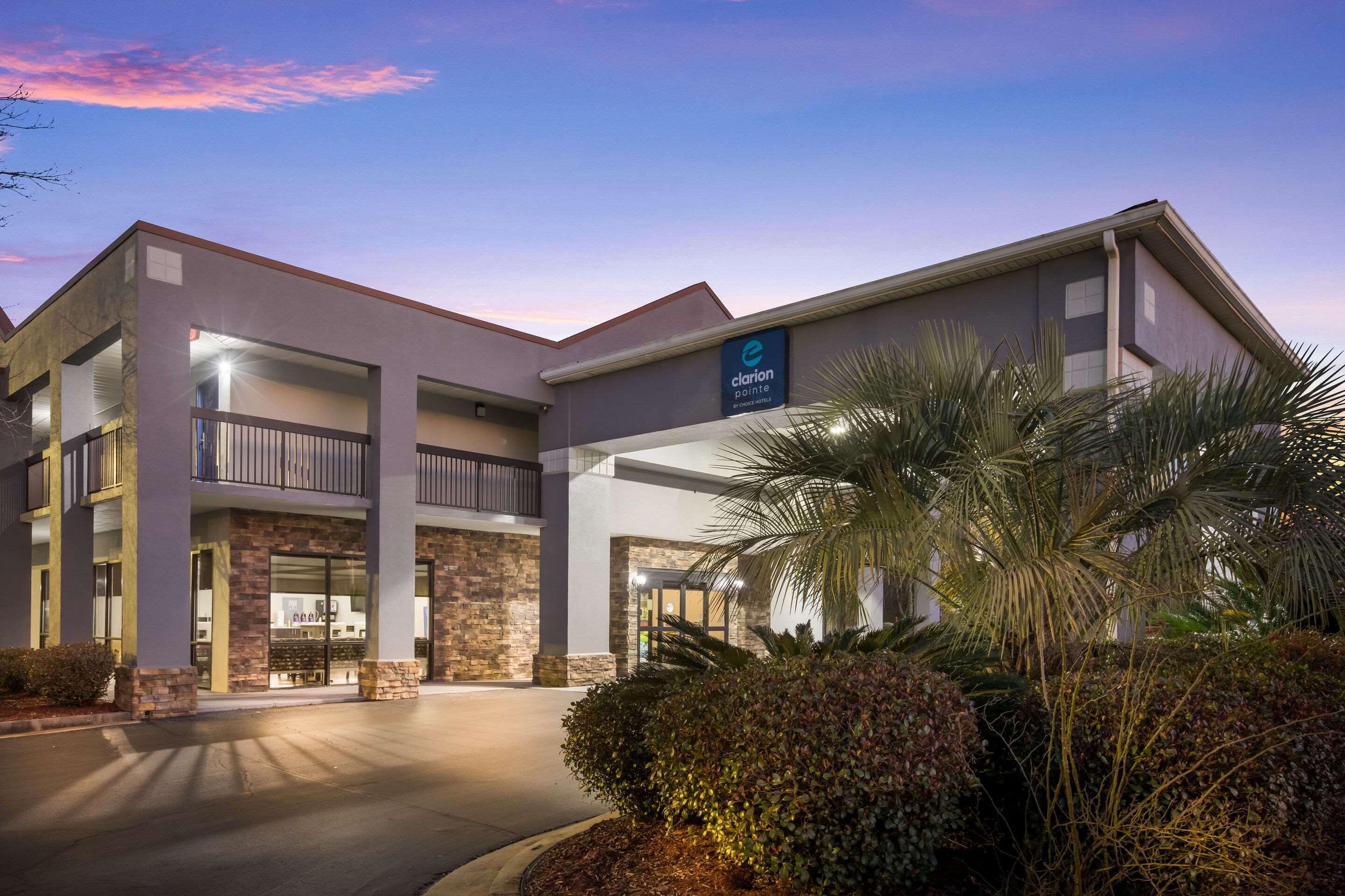 Clarion Pointe Forsyth I-75 Hotel Exterior photo