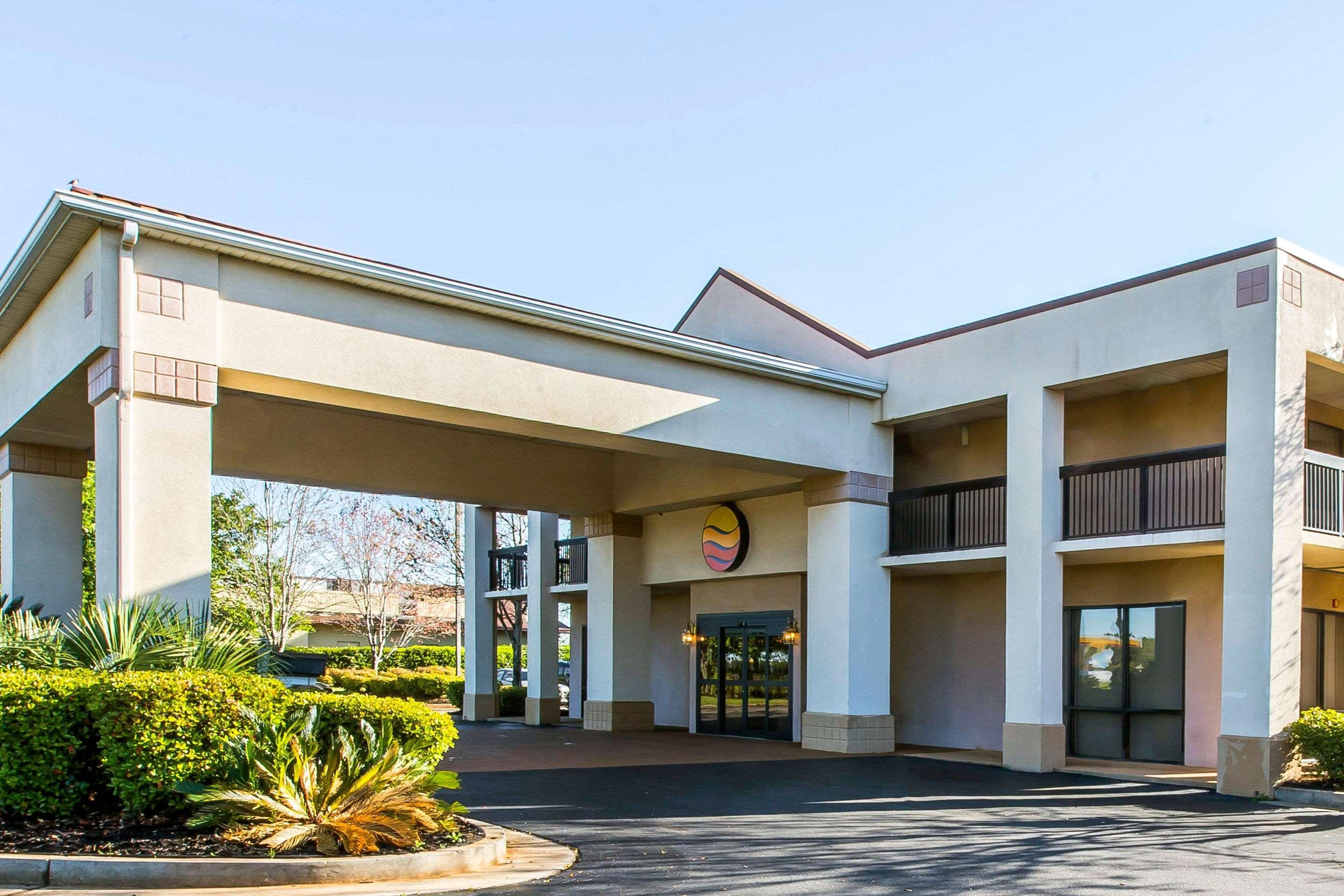 Clarion Pointe Forsyth I-75 Hotel Exterior photo