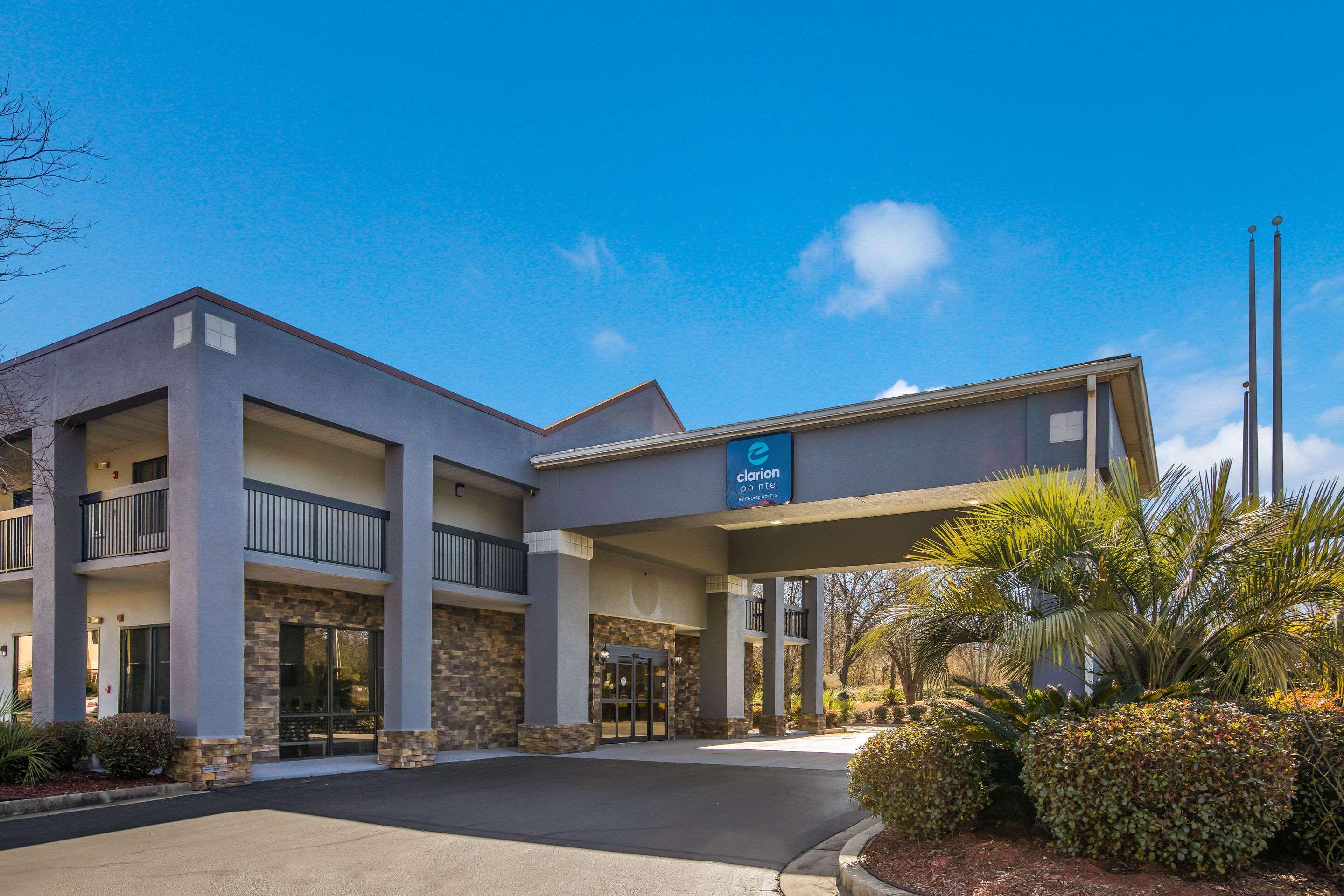 Clarion Pointe Forsyth I-75 Hotel Exterior photo