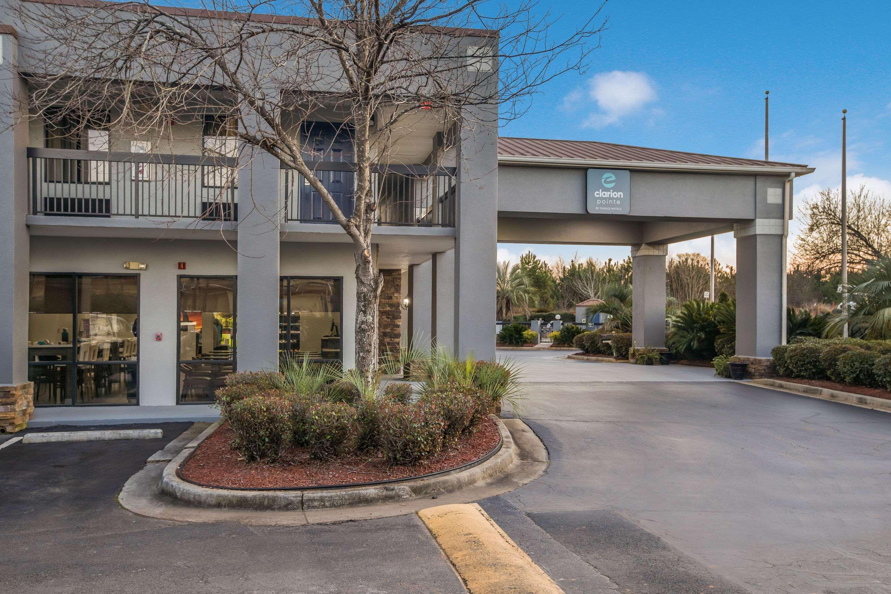 Clarion Pointe Forsyth I-75 Hotel Exterior photo