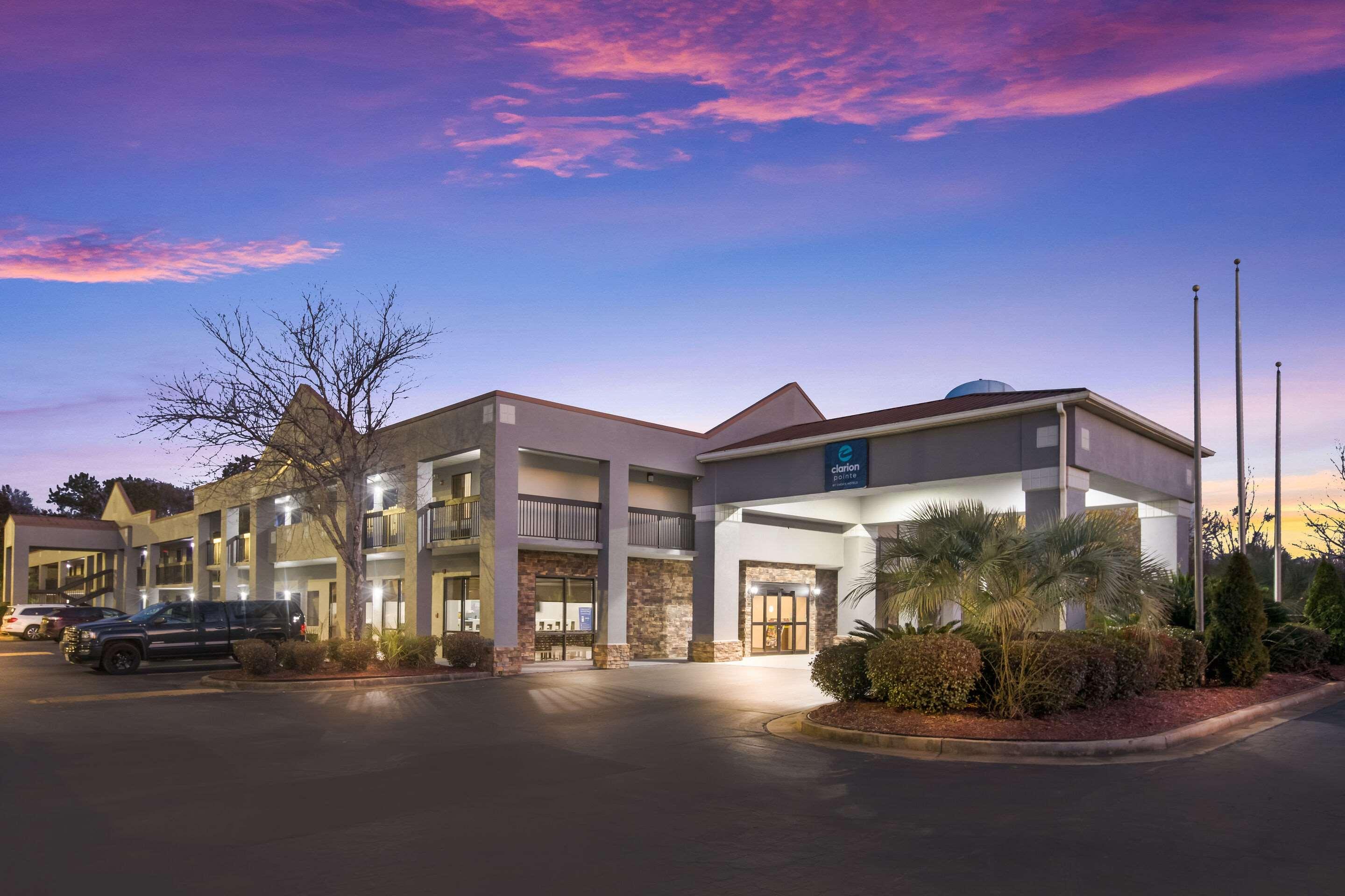 Clarion Pointe Forsyth I-75 Hotel Exterior photo