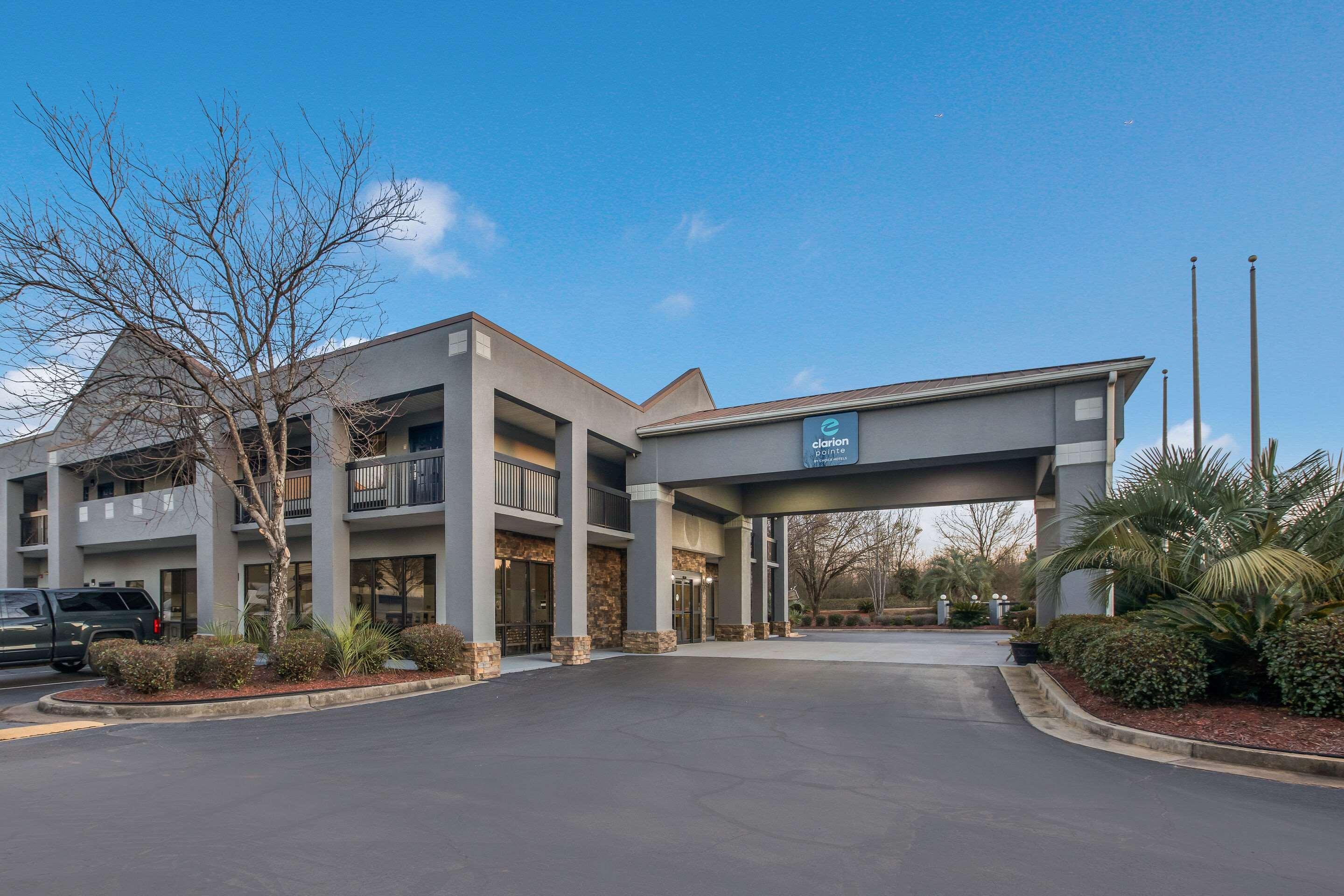 Clarion Pointe Forsyth I-75 Hotel Exterior photo