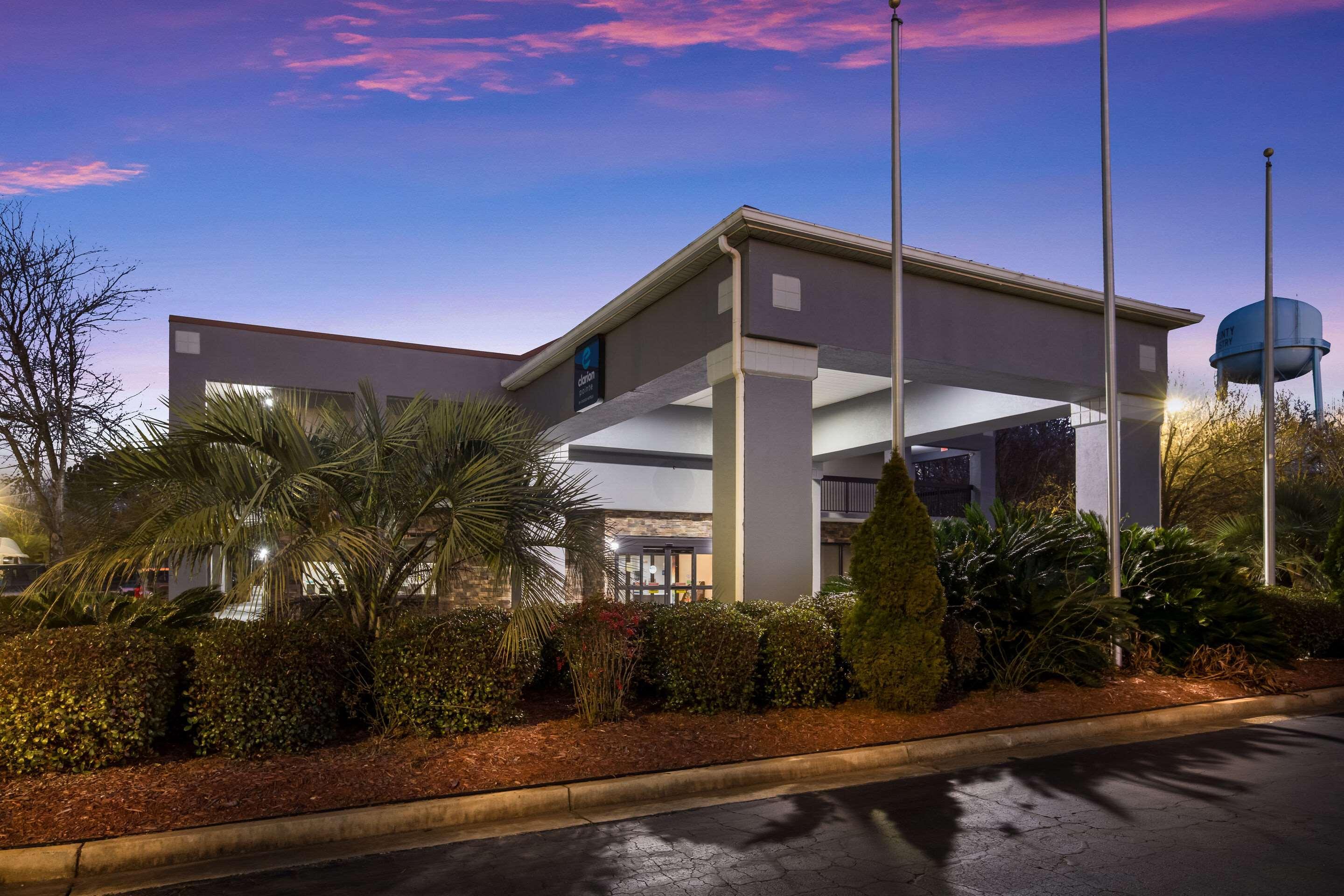 Clarion Pointe Forsyth I-75 Hotel Exterior photo