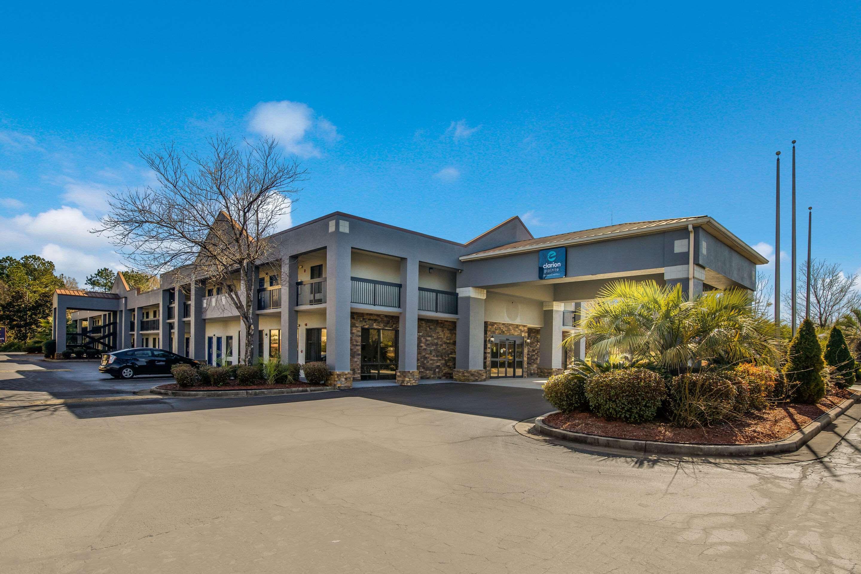 Clarion Pointe Forsyth I-75 Hotel Exterior photo