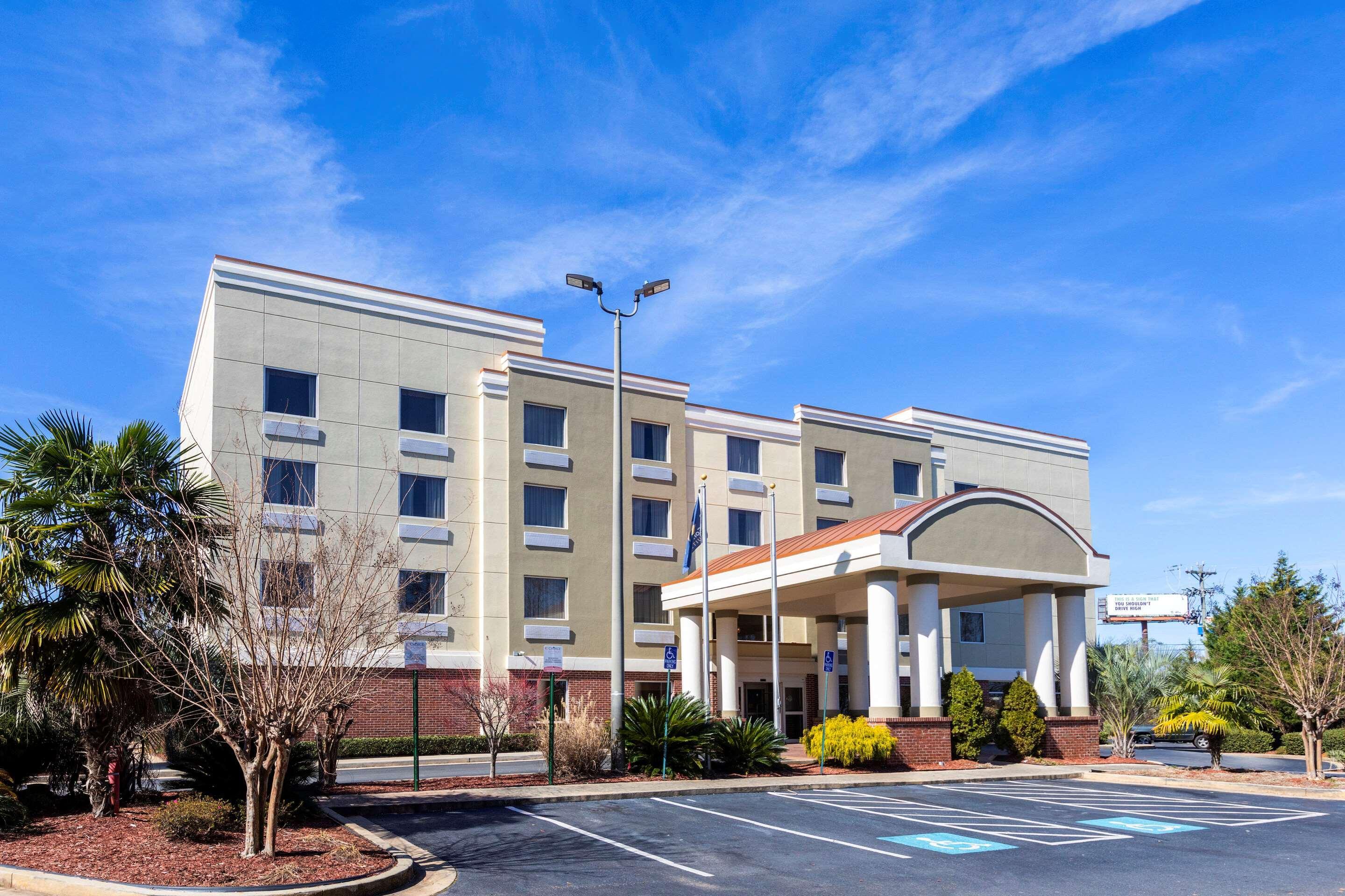 Clarion Pointe Forsyth I-75 Hotel Exterior photo
