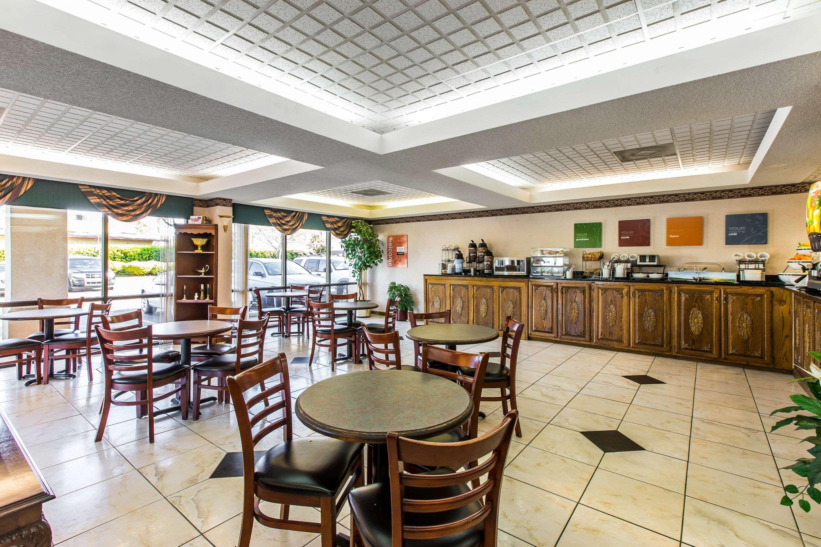 Clarion Pointe Forsyth I-75 Hotel Exterior photo